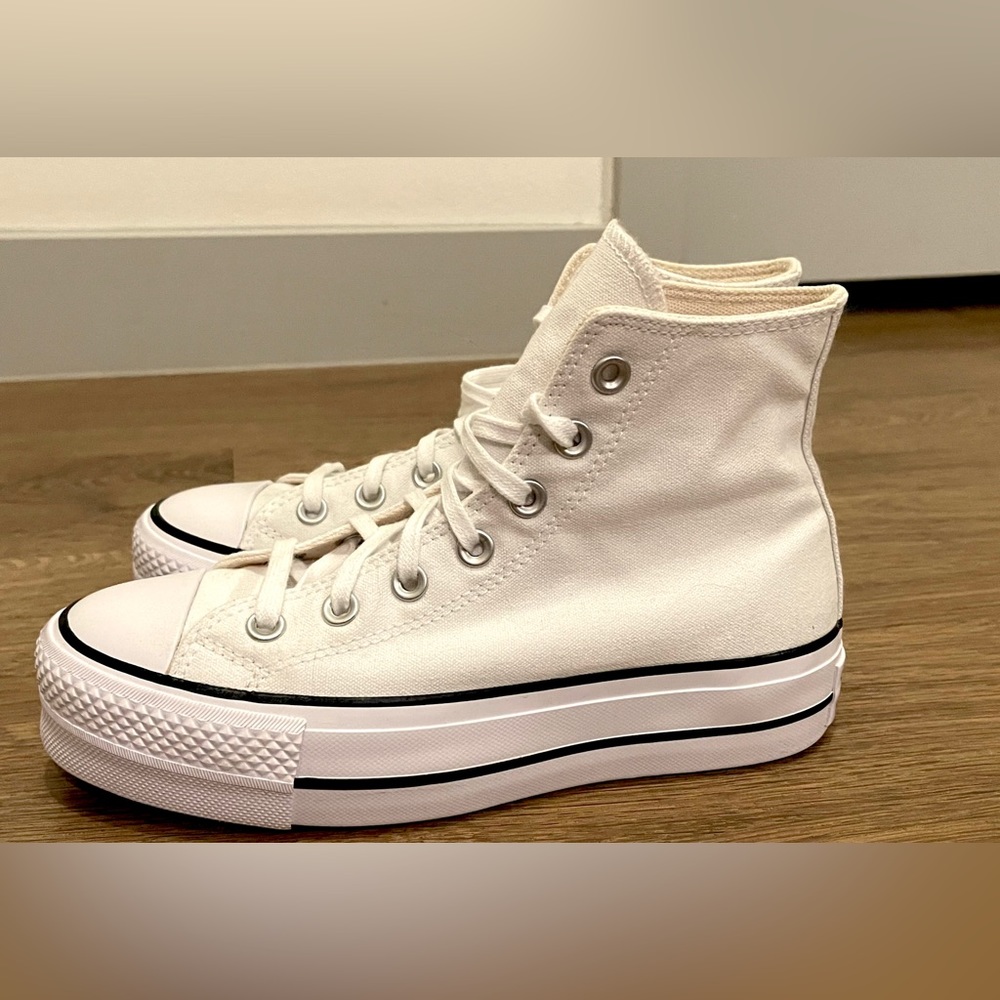 NEVER WORN! Converse Platform Sneakers (White)